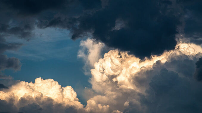 Bedrohlicher Wolkenhimmel als Symbol für die Bedrohung durch ein Melanom